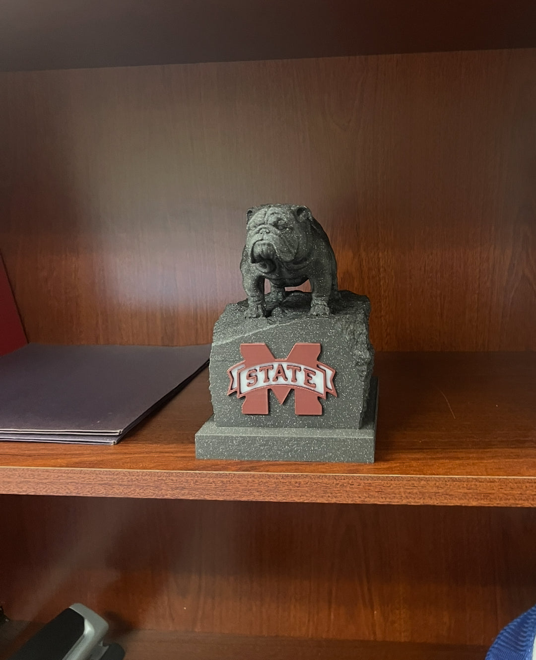 Mississippi State-bulldog statue